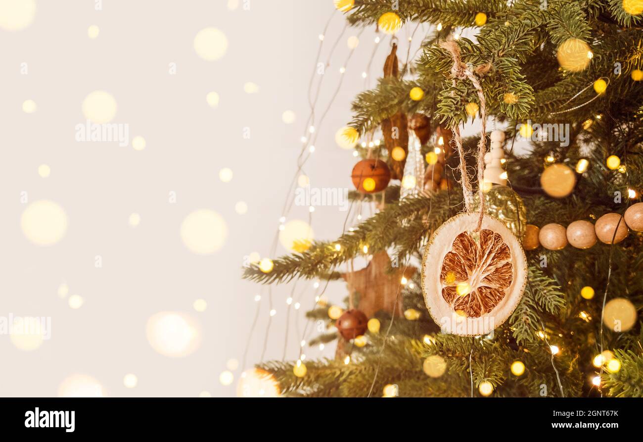 Sapin de Noël décoré dans le style scandinave, décoration rustique et lumières diffused. Photo avec espace de copie Banque D'Images