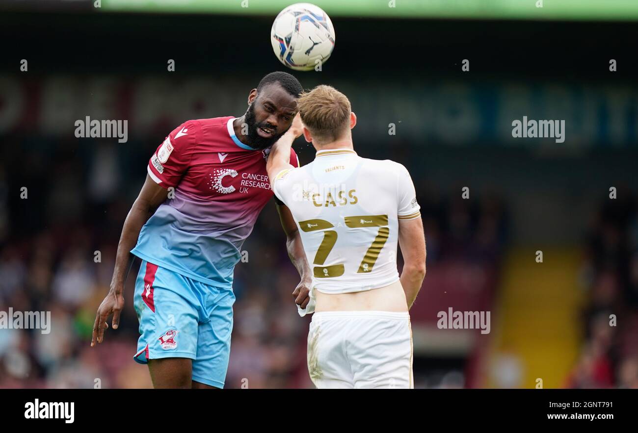 Emmanuel Onariase de Scunthorpe est en compétition pour un titre avec Lewis Cass Picture de Vale par Steve Flynn/AHPIX.com, football: SkyBet League 2 Match Scunthor Banque D'Images