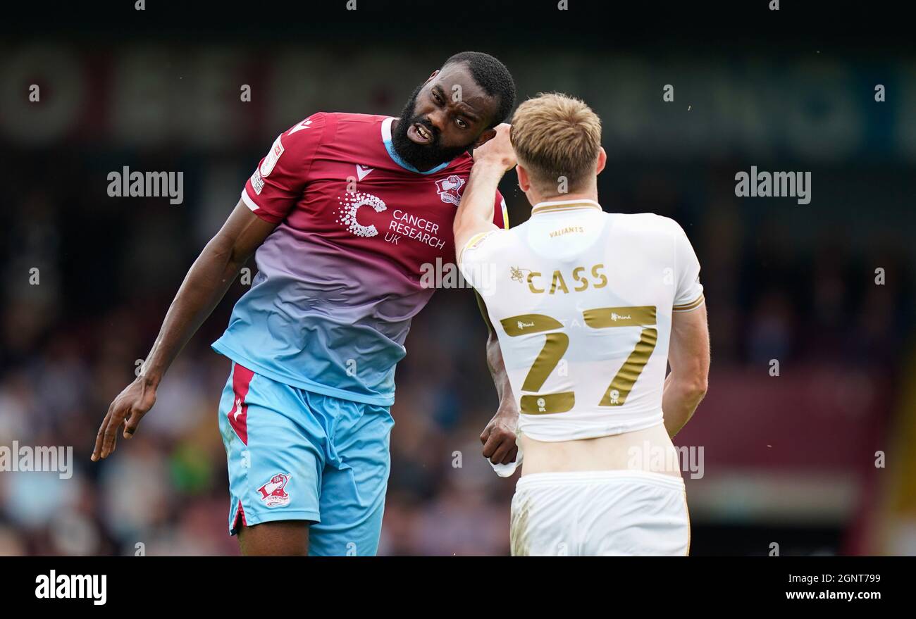 Emmanuel Onariase de Scunthorpe est en compétition pour un titre avec Lewis Cass Picture de Vale par Steve Flynn/AHPIX.com, football: SkyBet League 2 Match Scunthor Banque D'Images