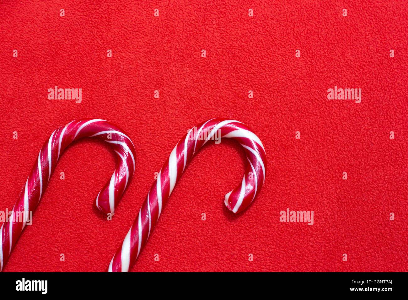 Noël tissu rouge vif fond and.candy succes succion succion sucettes avec espace de copie Banque D'Images