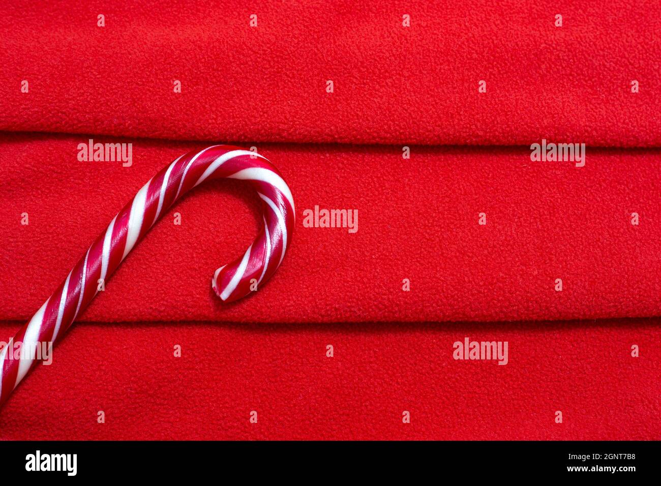 sur un fond de texture de tissu rouge. canne à sucre, avec espace de copie Banque D'Images