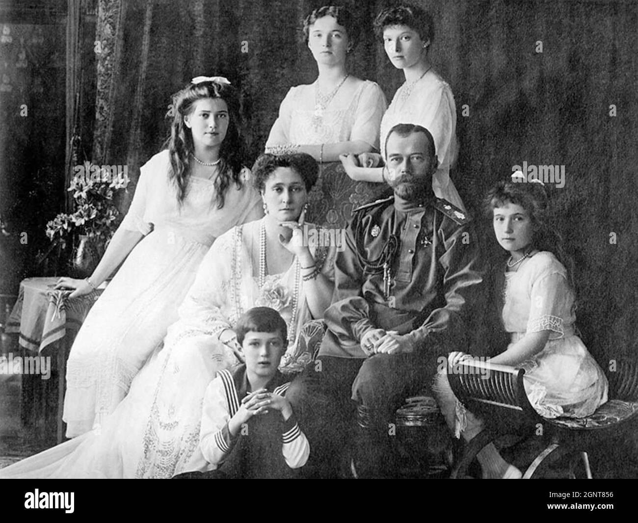 NICHOLAS I de Russie 1868-1918) avec sa famille au Palais Livadia, Crimée, en janvier 1913.debout à gauche est Tatiana avec Olga. Assis de gauche: Maria, la reine Alexandra, Nicholas, Anastasia avec Alexis en bas. Banque D'Images