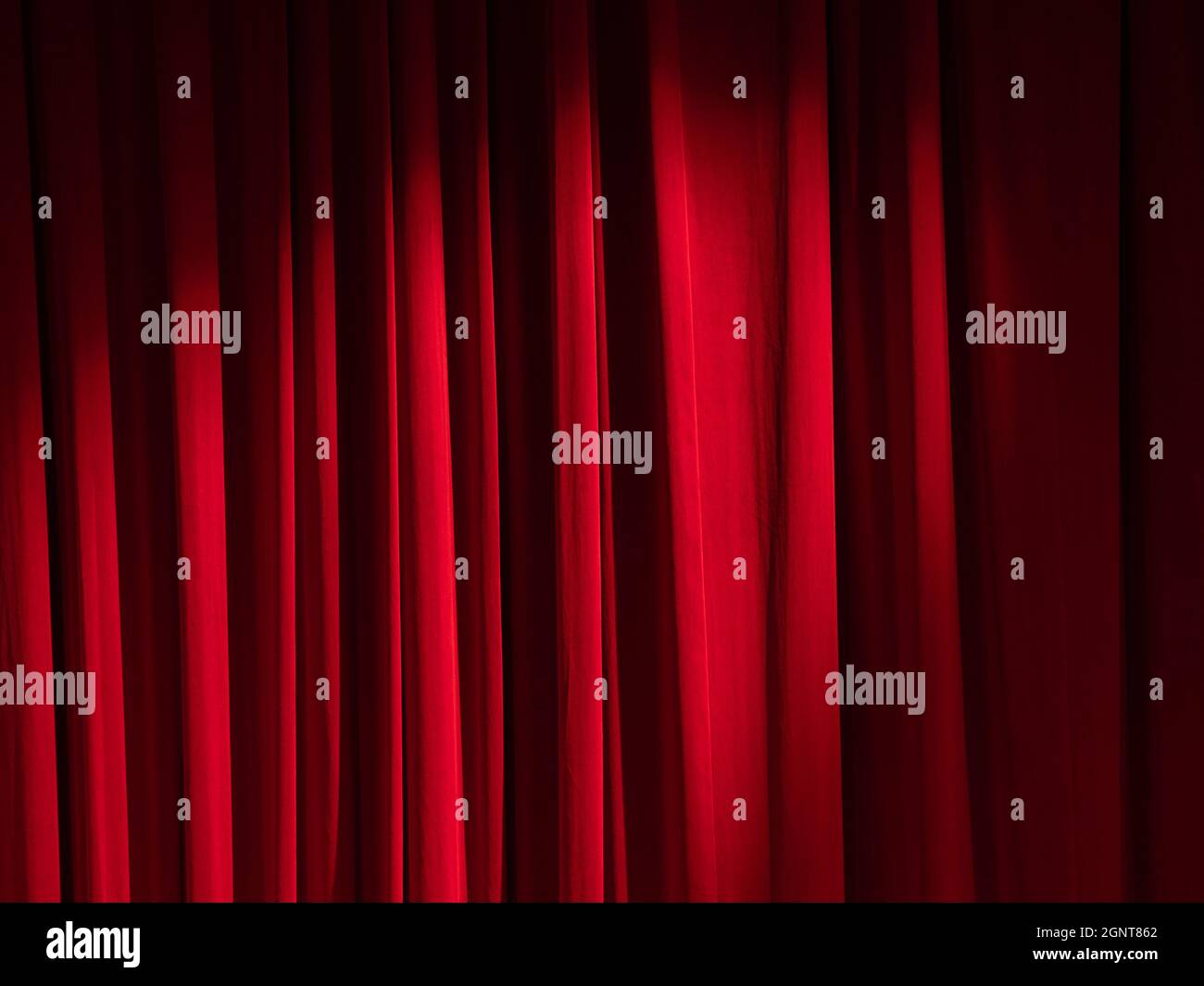 Rideau de théâtre rouge sur une scène, texture, textile velours rouge - 3 Banque D'Images