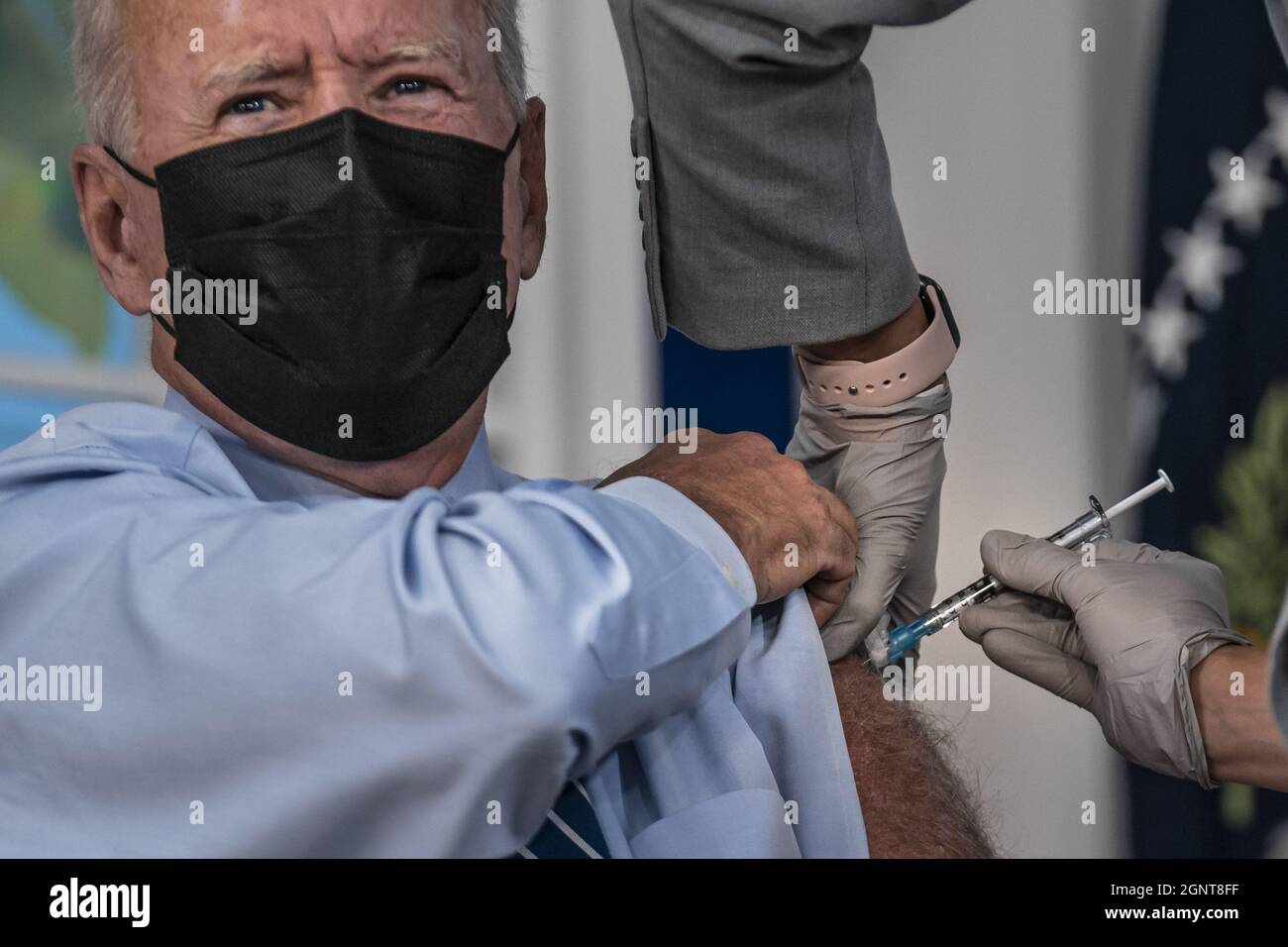 Washington, États-Unis. 27 septembre 2021. Le Président Joe Biden reçoit un coup de rappel COVID-19 conforme aux recommandations des CDC et de la FDA dans le South court Auditorium du bureau exécutif Eisenhower le 27 septembre 2021 à Washington DC. Photo de Ken Cedeno/UPI crédit: UPI/Alay Live News Banque D'Images