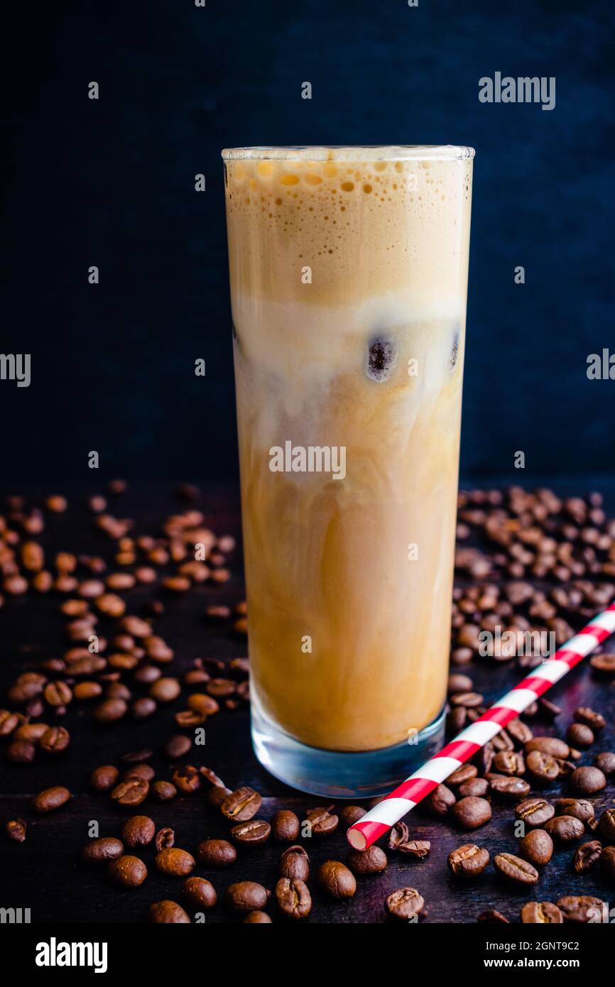 Café irlandais glacé avec glaçons au café et pailles en papier : grand verre de café glacé fait de whisky irlandais et de glaçons au café Banque D'Images