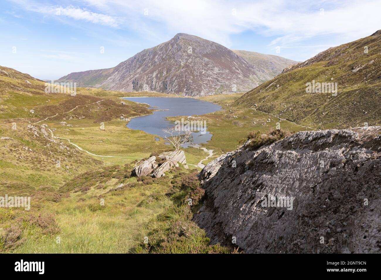 Llyn Idwal, Snowdonia, Royaume-Uni, 8 septembre 2021 : les sentiers passent de chaque côté du mcg où Llyn Idwal se trouve tandis que YR Ole Wen se trouve au loin. Banque D'Images