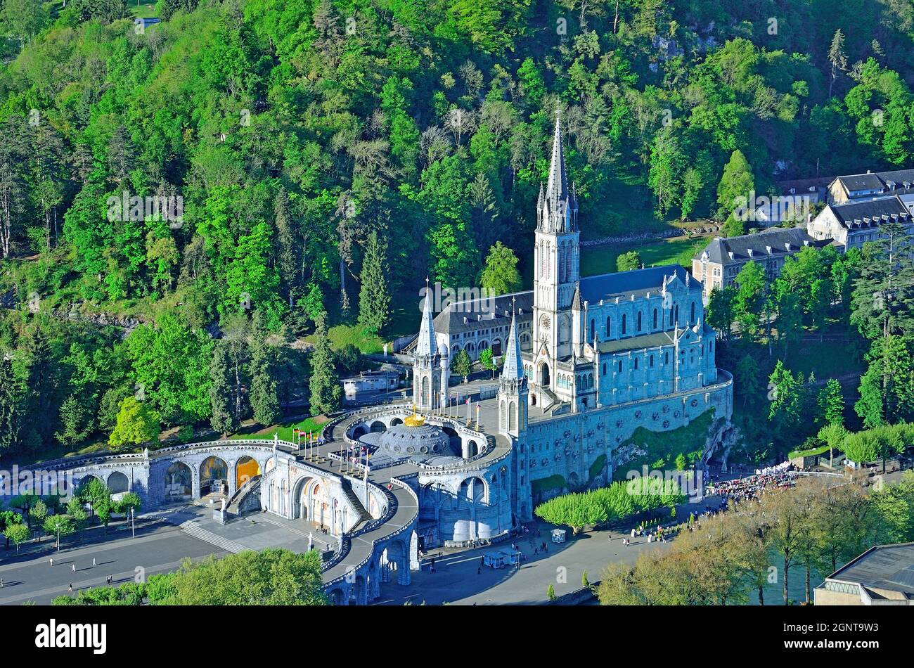France, Hautes-Pyrénées (65), Lourdes, sanctuaire notre-Dame-de-Lourdes, Basilique de l'Immaculée conception et basilique notre-Dame du Rosaire (vue a Banque D'Images