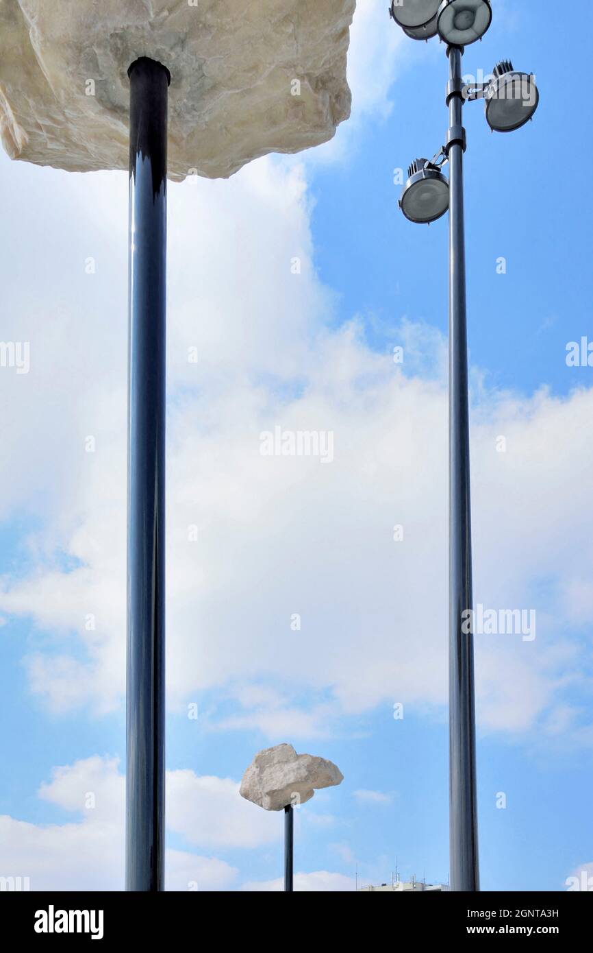 France, Paris (75), quartier Maison Blanche, les rochers dans le ciel de l'artiste français Marcel Didier à l'entrée du parc Kellermann // France, par Banque D'Images
