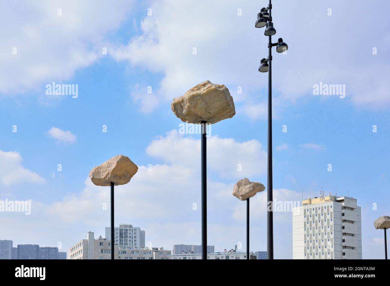 France, Paris (75), quartier Maison Blanche, les rochers dans le ciel de l'artiste français Marcel Didier à l'entrée du parc Kellermann // France, par Banque D'Images