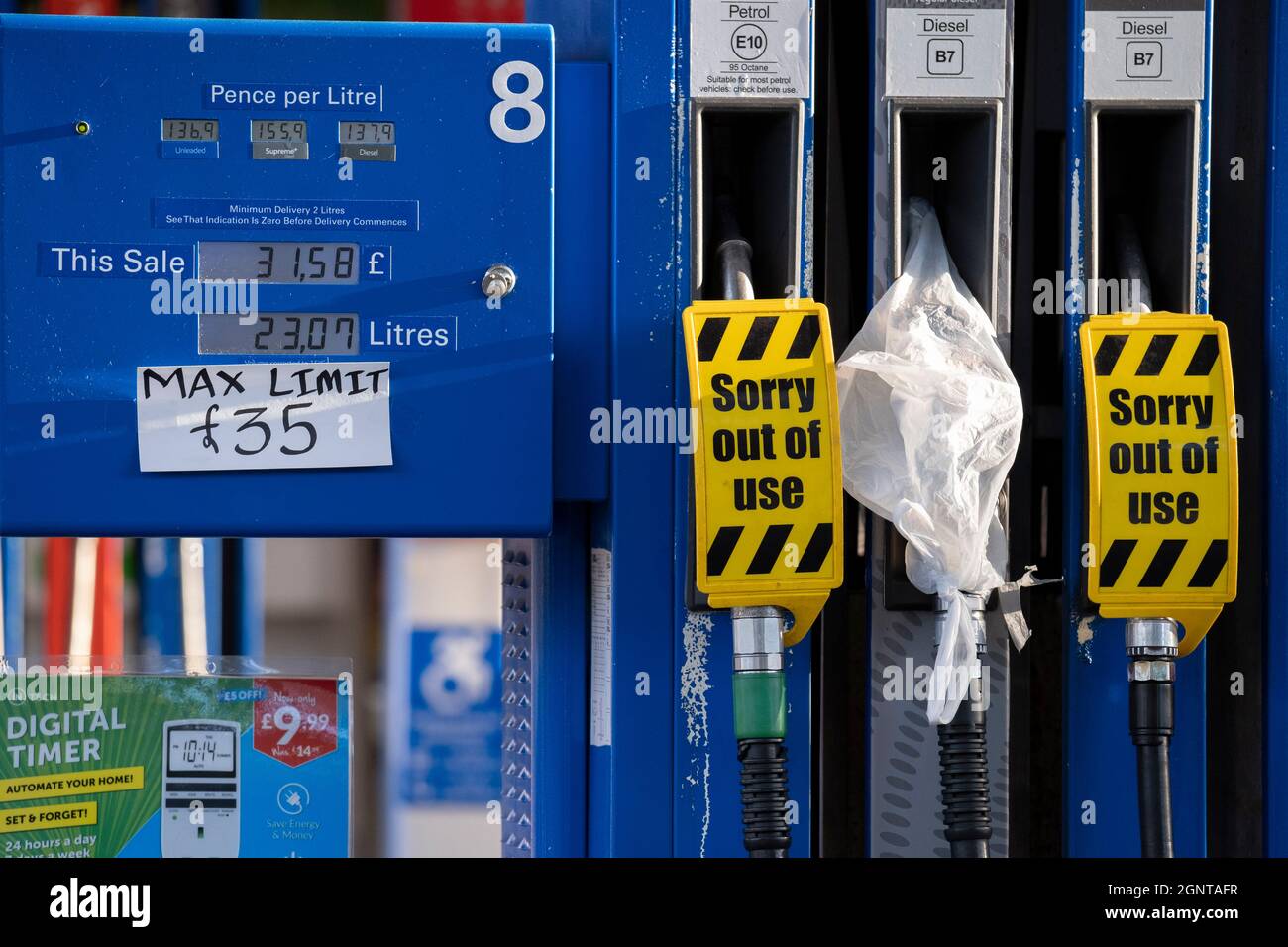 Alors que la crise du transport de carburant se poursuit dans sa deuxième semaine, les pompes à essence et diesel scellées de Tescos sont couvertes dans une station d'essence et de carburant fermée dans le sud de Londres, le 27 septembre 2021, à Londres, en Angleterre. Les pénuries chez les détaillants de tout le pays sont dues au manque de conducteurs de véhicules lourds qualifiés au Royaume-Uni qui livrent des fournitures aux prévisionnistes du pays, dont la majorité sont maintenant fermés après l'achat de stocks de carburant drainés par la panique. Banque D'Images