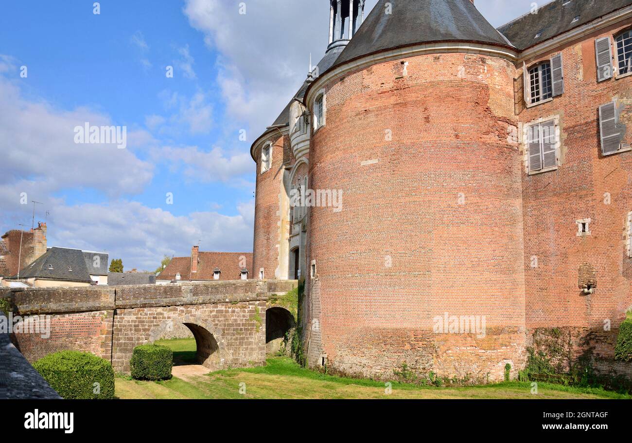 France, Yonne (89), Saint Fargeau, le château du Xe siècle bâti en briques roses et en pierre // France, Yonne, Saint Fargeau, Château de St Fargeau b Banque D'Images