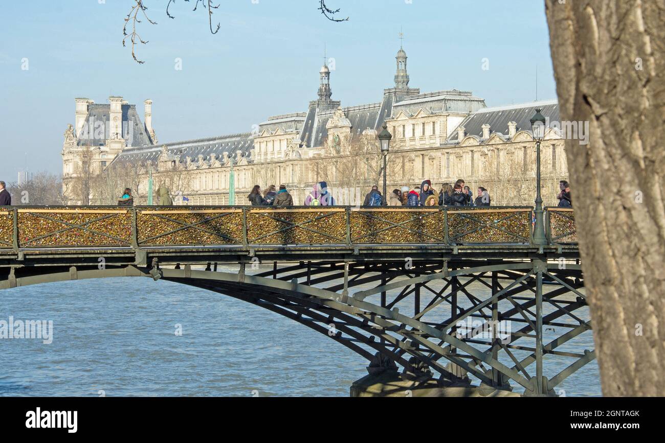 France, Paris (75), zone classée Patrimoine mondial de l'UNESCO, les berges de la Seine avec le musée du Louvre et le pont des Arts // France, Paris, Banque D'Images