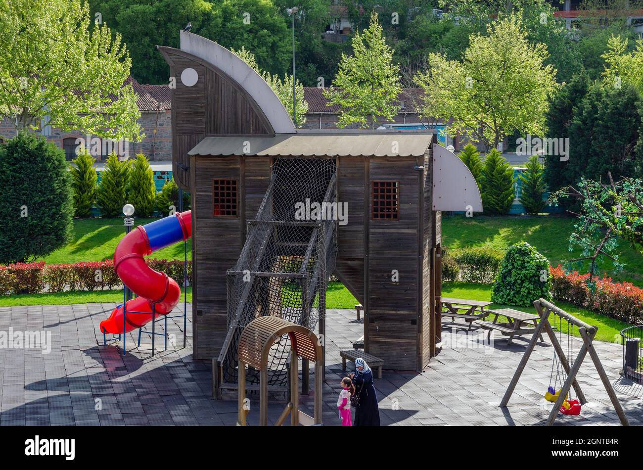 Aire de jeux pour enfants avec toboggan sous forme de cheval de Troie à Istanbul, Turquie. Banque D'Images