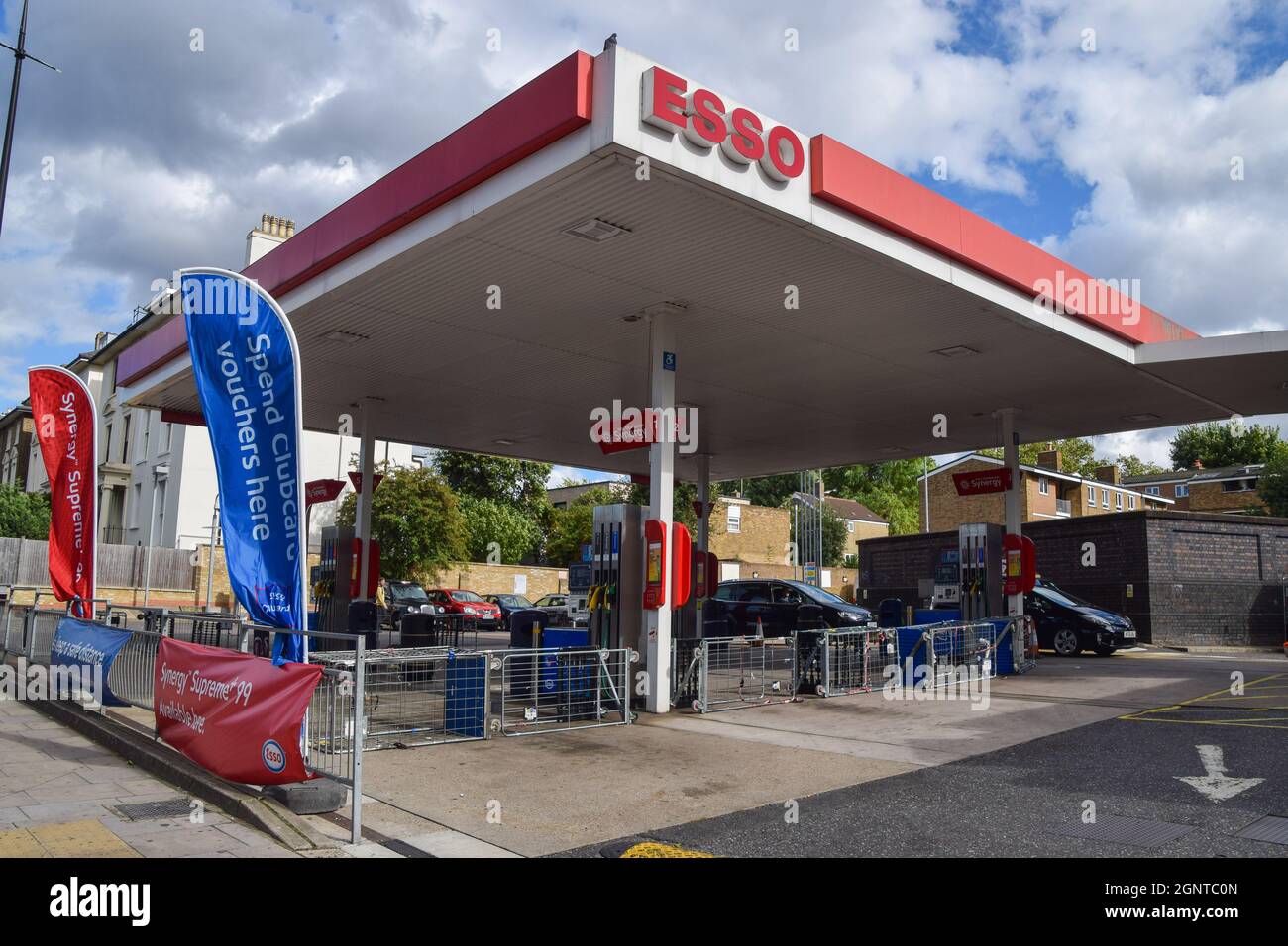 Londres, Royaume-Uni. 27 septembre 2021. Une station-service Esso barricadée est vue à Camden alors que la pénurie de carburant se poursuit. De nombreuses stations ont manqué d'essence en raison d'une pénurie de chauffeurs routiers en raison du Brexit, ainsi que d'achats de panique. Crédit : SOPA Images Limited/Alamy Live News Banque D'Images