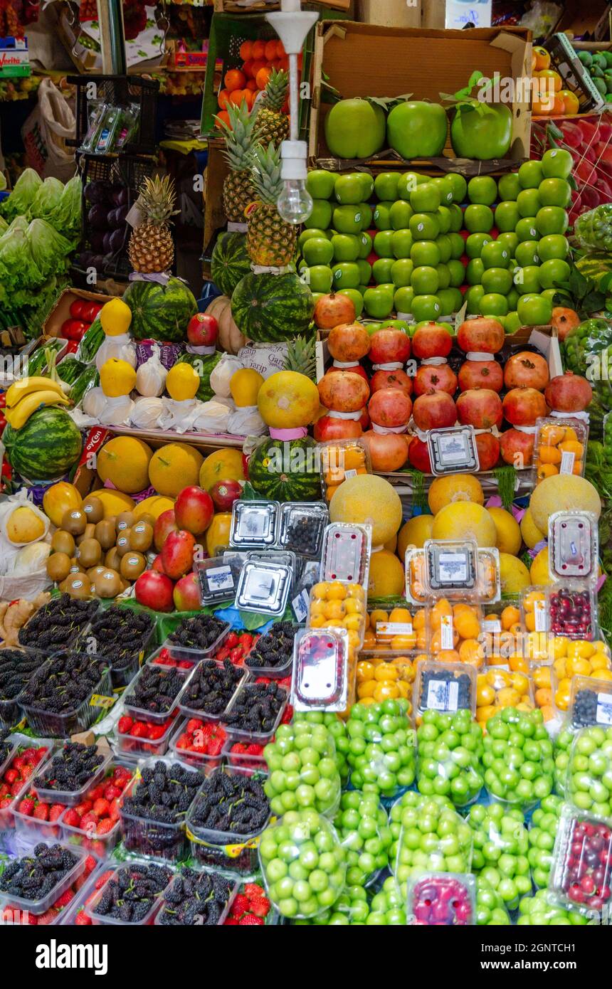 Stand avec des fruits sur le marché de rue à Istanbul, Turquie. Banque D'Images