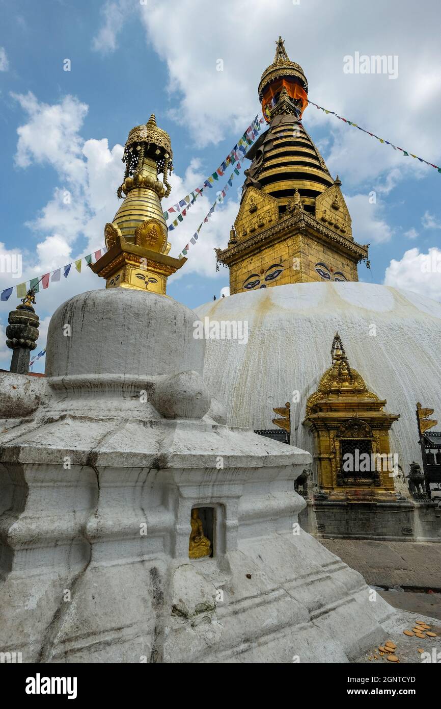 Swayambhunath Stupa est un ancien complexe religieux au sommet d'une colline à Katmandou, au Népal. Banque D'Images