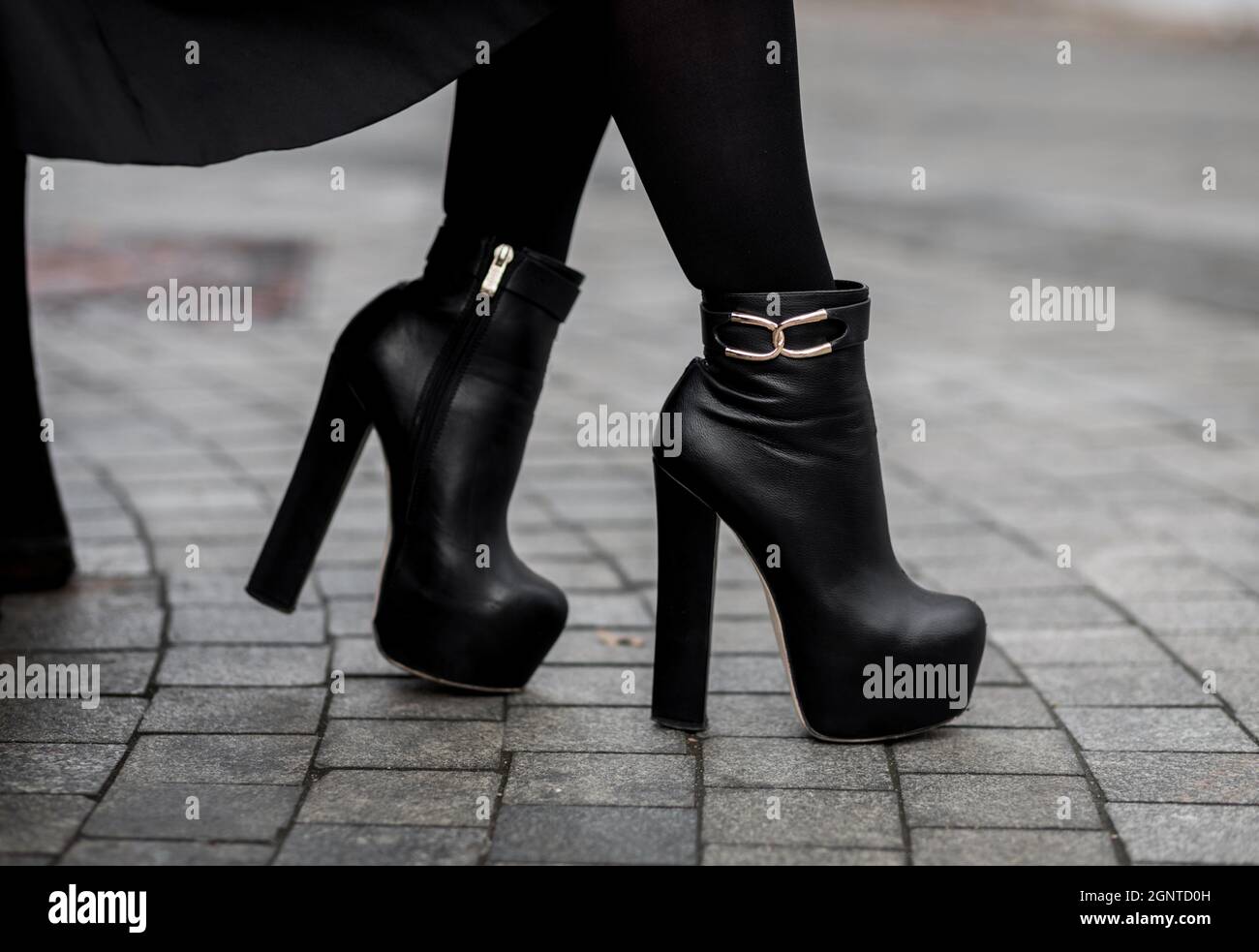 Tenue élégante. Gros plan sur les bottines noires élégantes. Fille à la mode dans la rue. Style de vie urbain. Mode féminine Banque D'Images