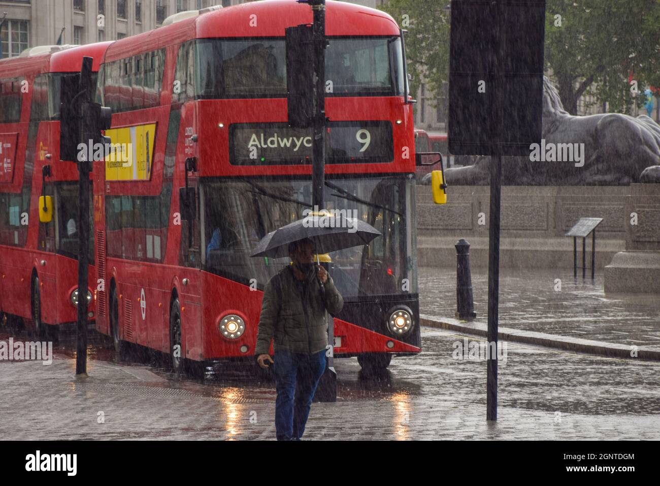 Douche à effet pluie à Trafalgar Square. Londres, Royaume-Uni 18 mai 2021. Banque D'Images