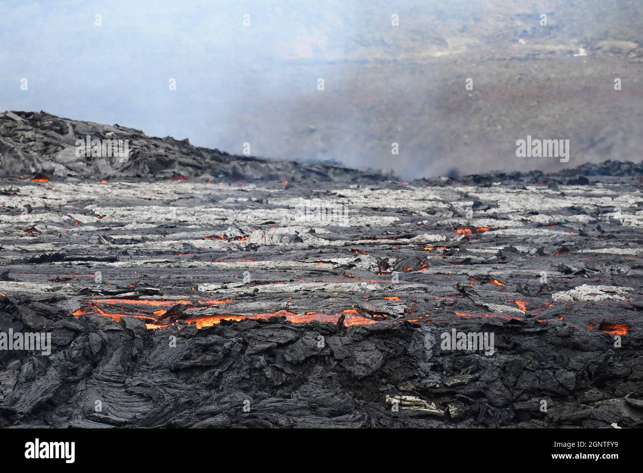 L'éruption de 2021 à Faggadalsfjall, Islande. La lave d'orange en fusion peut être vue dans une piscine de lave. Banque D'Images