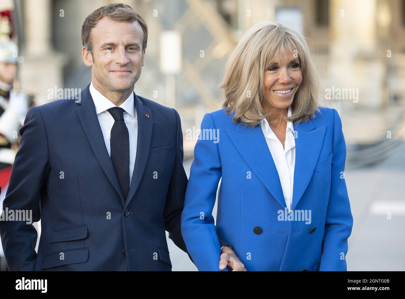 Le président français Emmanuel Macron, le Premier ministre grec Kyriakos Mitsotakis, l'épouse du président français Brigitte Macron et l'épouse du premier ministre grec Mareva Grabowski arrivent pour l'inauguration de l'exposition Paris-Athènes. La naissance de la Grèce moderne au Musée du Louvre à Paris, le 27 septembre 2021. Photo par Eliot Blondt/ABACAPRESS.COM Banque D'Images