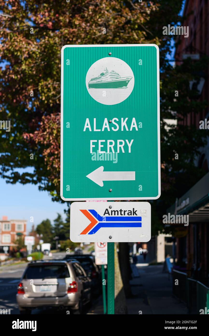 Bellingham, WA, USA - 23 septembre 2021 ; panneaux pour le terminal de ferry de l'Alaska et la gare Amtrak dans le quartier Fairhaven de Bellingham WA Banque D'Images