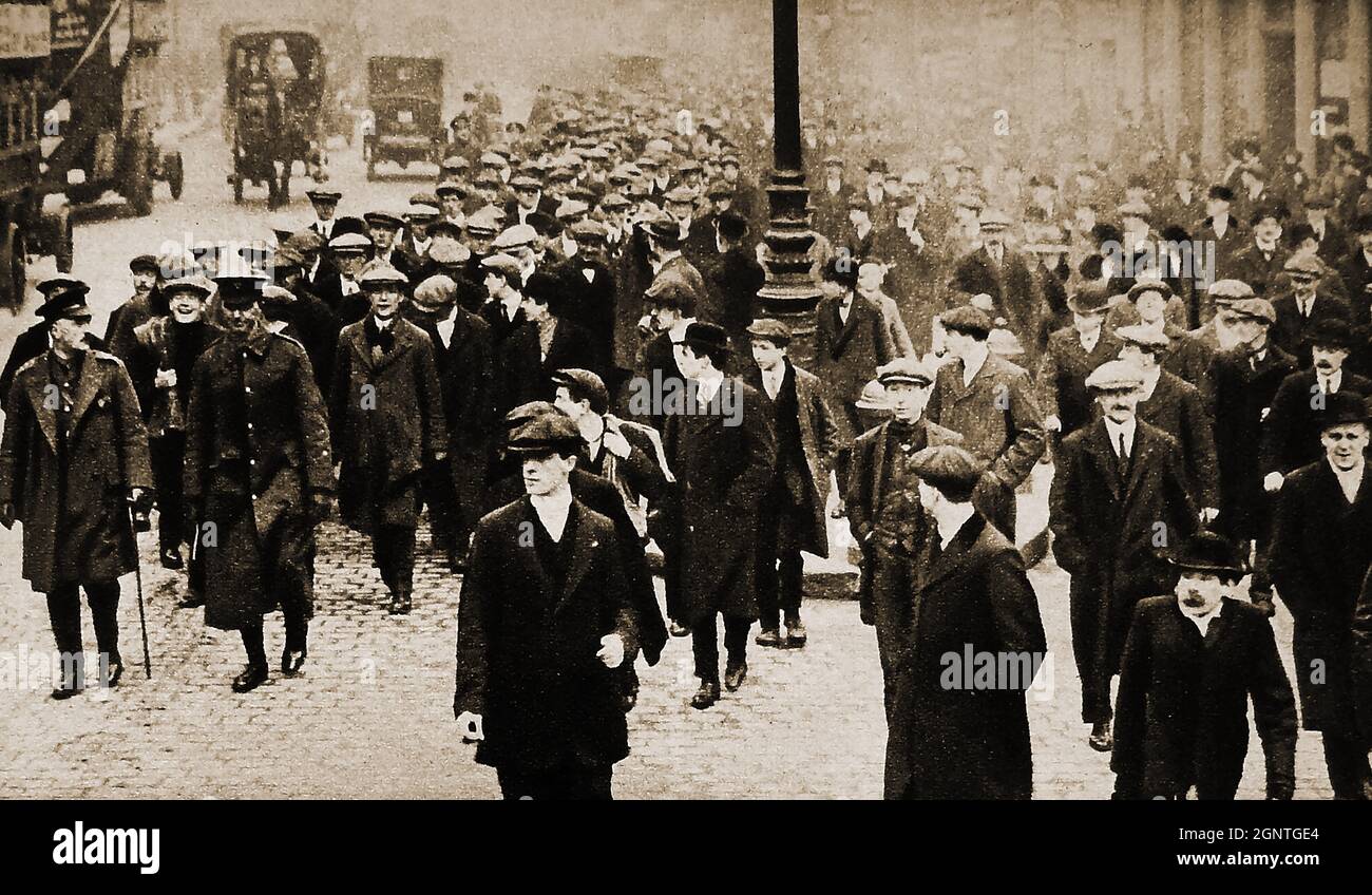 Première Guerre mondiale -première Guerre mondiale - les passionnés de football britanniques recrutent des recrues connues sous le nom de Bataillon des footballeurs (ou Bataillon des joueurs) qui se sont emportés à White City, Londres, en vêtements civils. --- le 17e Bataillon (Service) du Middlesex Regiment était un bataillon d'infanterie du Middlesex Regiment, qui faisait partie de l'Armée britannique, qui a été formé comme un bataillon de Pals pendant la Grande Guerre. La partie principale du bataillon se composait d'un groupe de footballeurs professionnels et de fans, menant à leur nom populaire, Banque D'Images