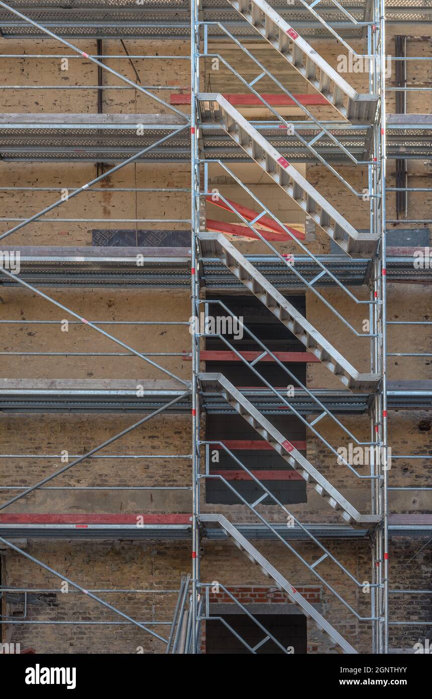 Échafaudage sur la façade d'une ancienne usine Banque D'Images