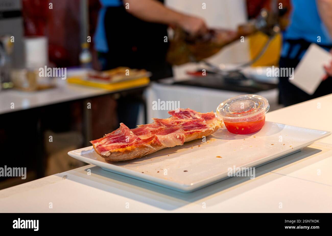 PA amb tomaquet ou tomaca (pain avec tomate) en-cas classique dans la cuisine catalane et espagnole, mangé pour le petit déjeuner. Banque D'Images
