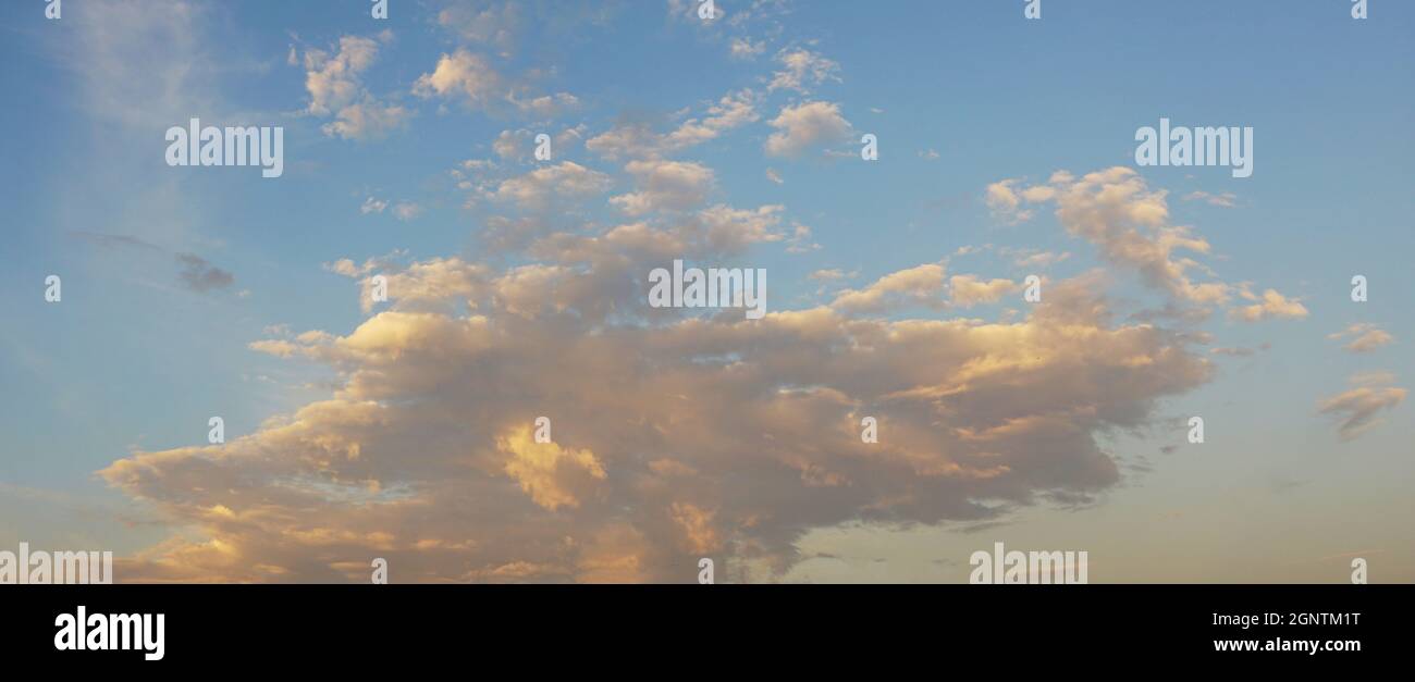 Des nuages spectaculaires en fin d'après-midi sur le panorama à l'horizon, adaptés à une utilisation en arrière-plan ou à la substitution du ciel Banque D'Images