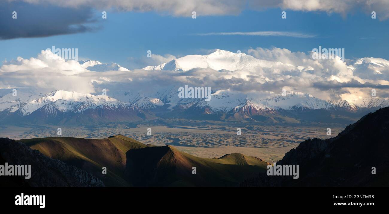 Vue panoramique sur le pic Lénine depuis la gamme Alay - Kirghizistan Montagnes Pamir - Kirghizistan et Tadjikistan frontière - Asie centrale 'toit Du monde » Banque D'Images