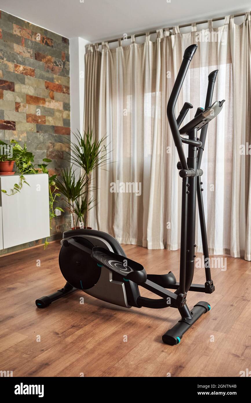 Machine elliptique de formation de croix dans le salon de la maison Banque D'Images