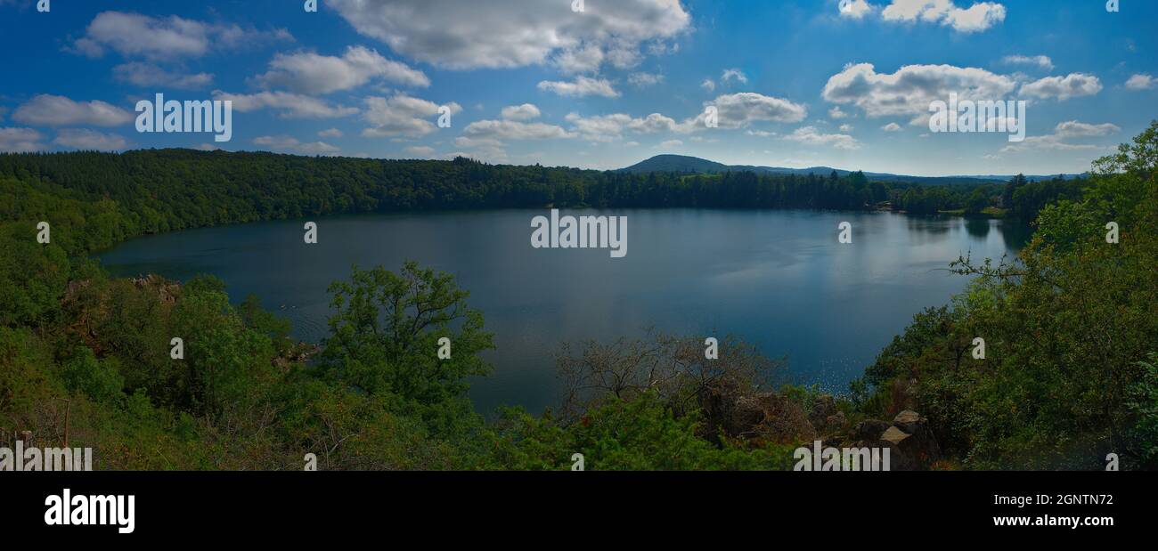 Vue panoramique sur le gour de Tazenat, lac volcanique d'Auvergne à Charbonnières-les-vieilles Banque D'Images