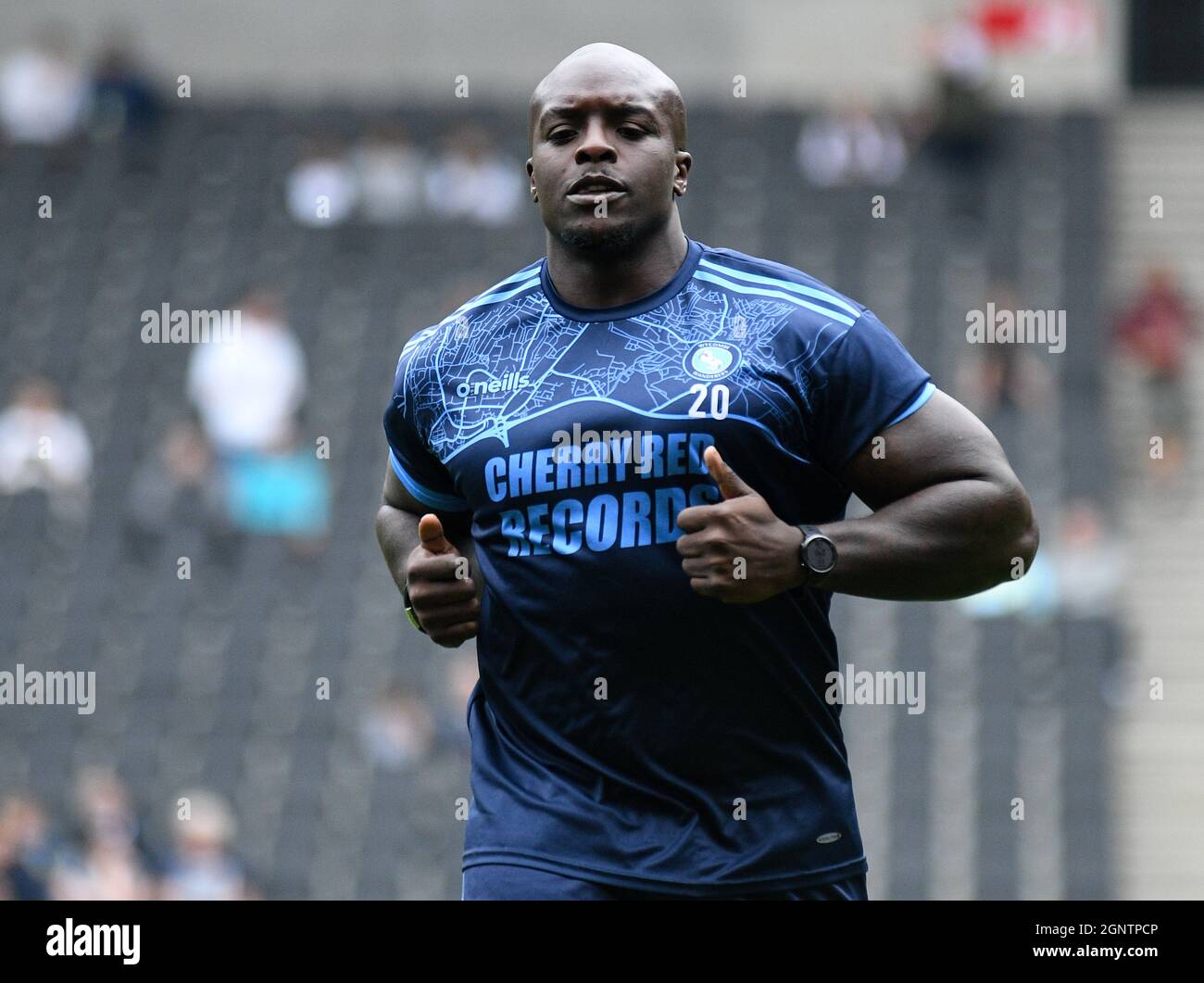 MILTON KEYNES, ANGLETERRE - 25 SEPTEMBRE 2021 : Saheed Adebayo Akinfenwa de Wycombe photographié avant le match de la Ligue FEL 2021/22 de SkyBet une semaine 9 entre MK dons FC et Wycombe Wanderers FC au stade MK. Copyright: Cosmin Iftode/Picstaff Banque D'Images