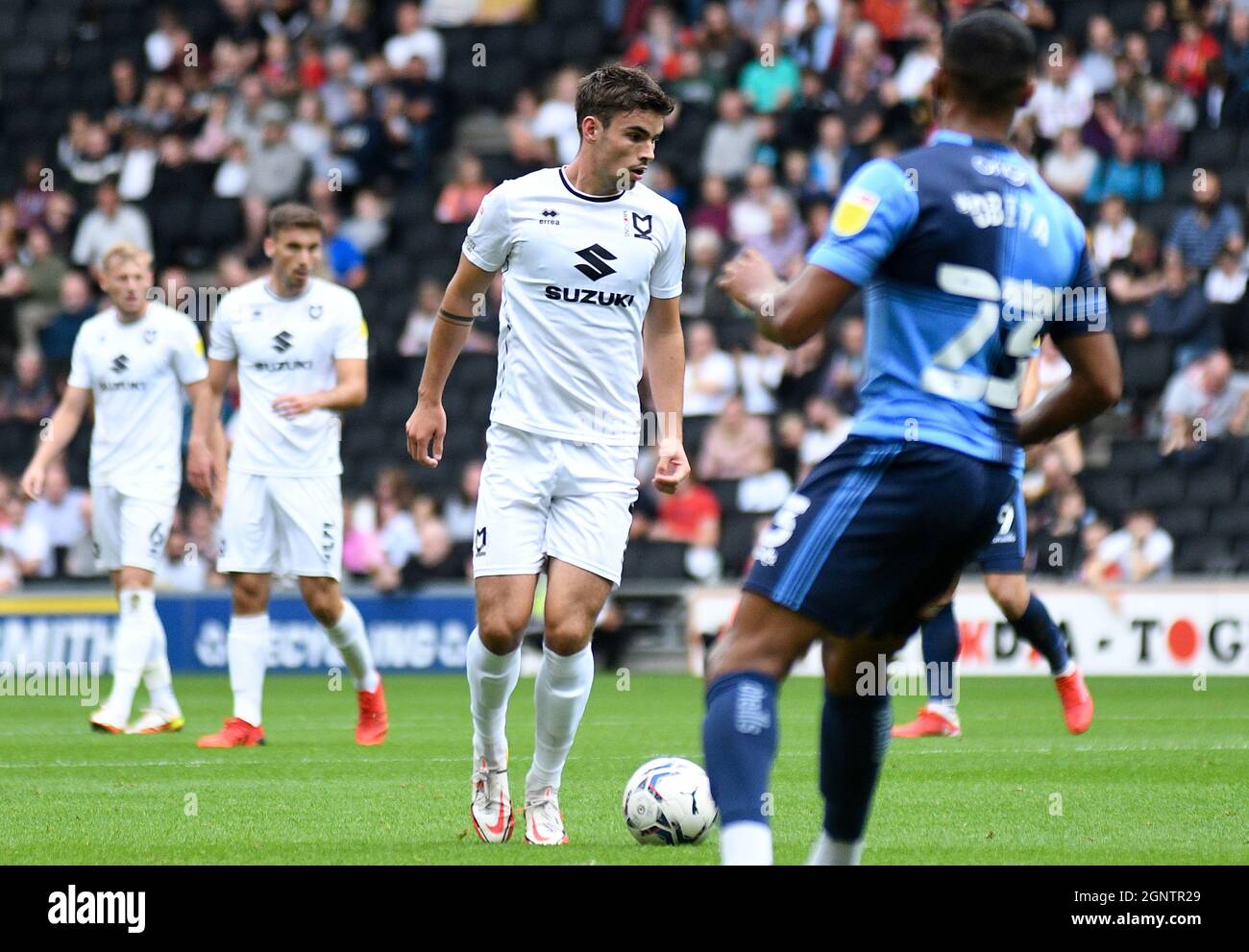 MILTON KEYNES, ANGLETERRE - 25 SEPTEMBRE 2021 : Matthew Sean O'Riley des dons photographiés pendant le match de la Ligue FEL 2021/22 de SkyBet un match de la semaine 9 entre MK dons FC et Wycombe Wanderers FC au stade MK. Copyright: Cosmin Iftode/Picstaff Banque D'Images