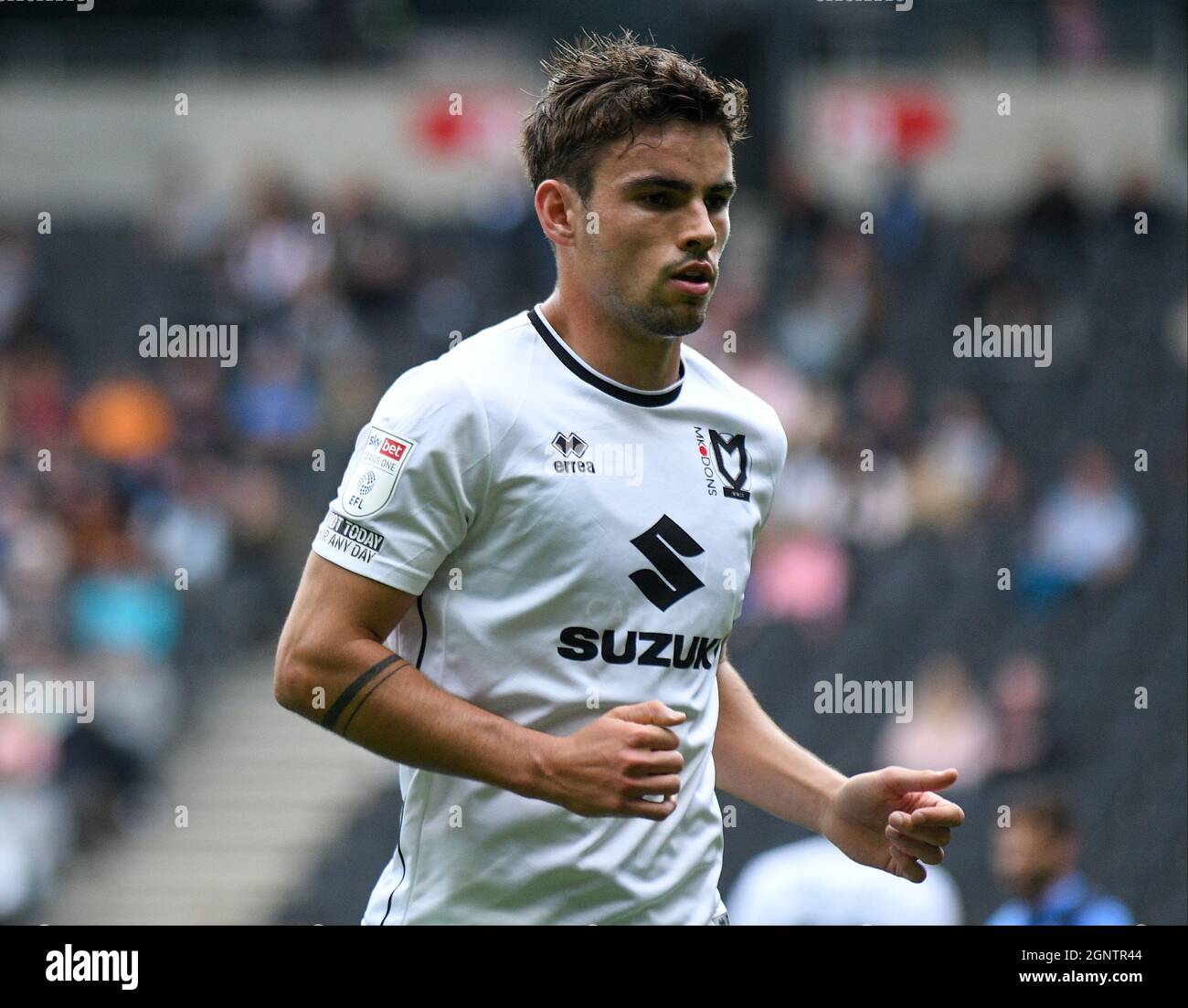 MILTON KEYNES, ANGLETERRE - 25 SEPTEMBRE 2021 : Matthew Sean O'Riley des dons photographiés pendant le match de la Ligue FEL 2021/22 de SkyBet un match de la semaine 9 entre MK dons FC et Wycombe Wanderers FC au stade MK. Copyright: Cosmin Iftode/Picstaff Banque D'Images