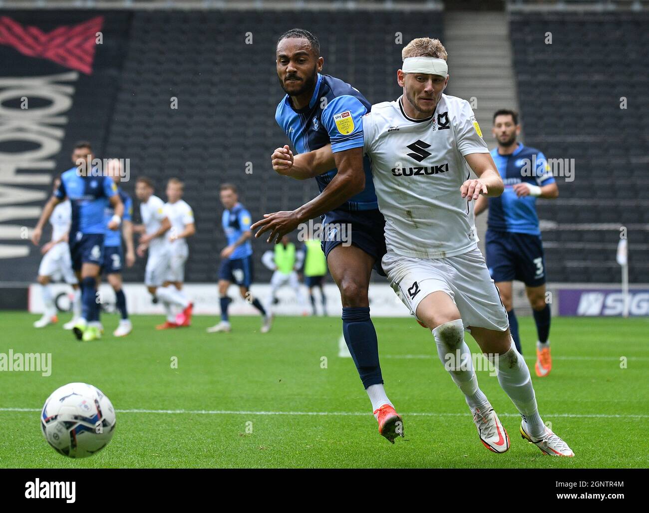 MILTON KEYNES, ANGLETERRE - 25 SEPTEMBRE 2021: Jordan John Obita de Wycombe (L) et Harry Jack Darling de dons (R) photographiés pendant la Ligue FEL SkyBet 2021/22 un match de la semaine 9 entre MK dons FC et Wycombe Wanderers FC au stade MK. Copyright: Cosmin Iftode/Picstaff Banque D'Images