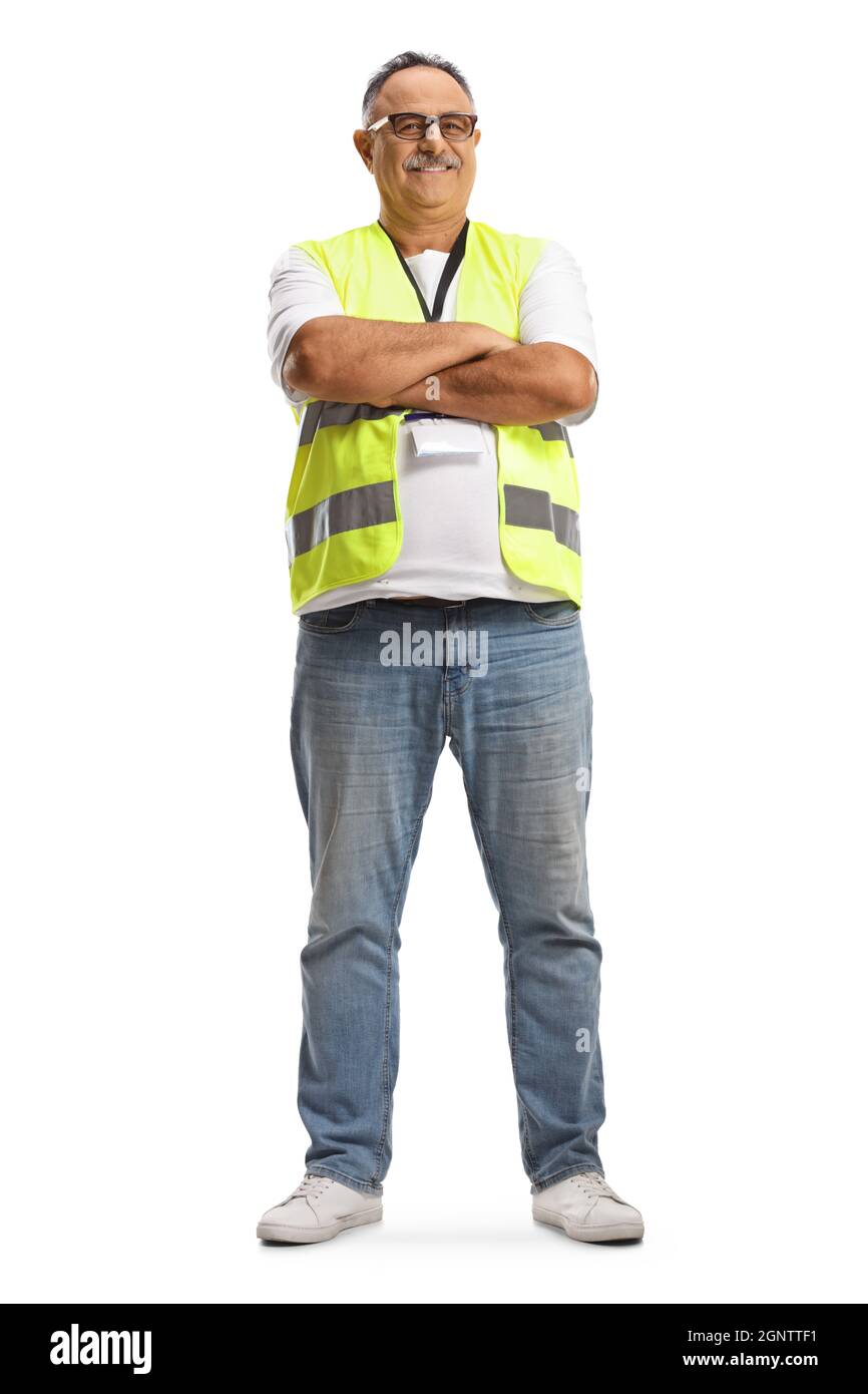 Portrait complet d'un homme mûr souriant portant une veste réfléchissante et posant avec des bras croisés isolés sur fond blanc Banque D'Images