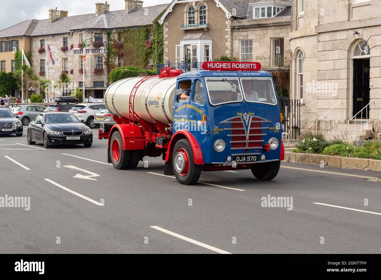 Beaumaris, pays de Galles: Hefin Hughes-Roberts Foden Milk Tanker, passant par l'hôtel Bulkeley après le rallye d'époque Anglesey 2021. Banque D'Images