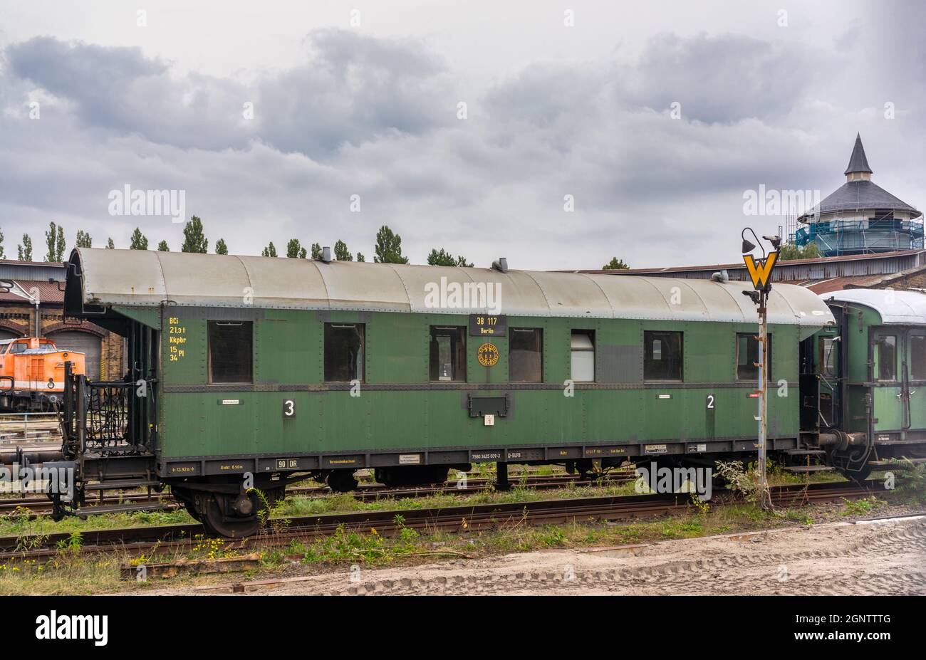 Vieux chemin de fer historique Deutsche Reichsbahn (DR) train de voyageurs allemand compartiment vert série BCI 21 en construit 1921-23, Berlin, Allemagne, Europe Banque D'Images