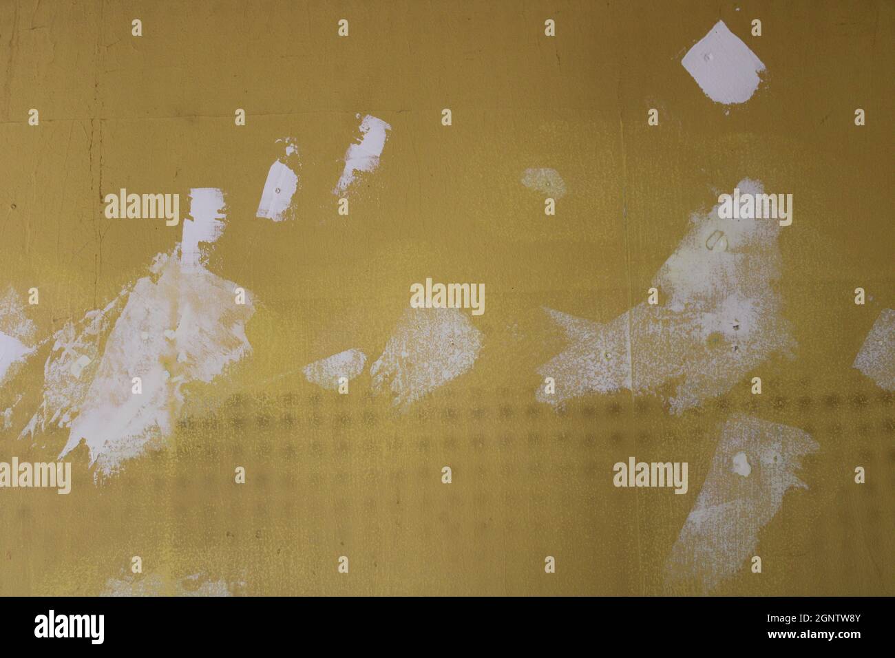 Taches blanches sur un mur jaune Banque D'Images