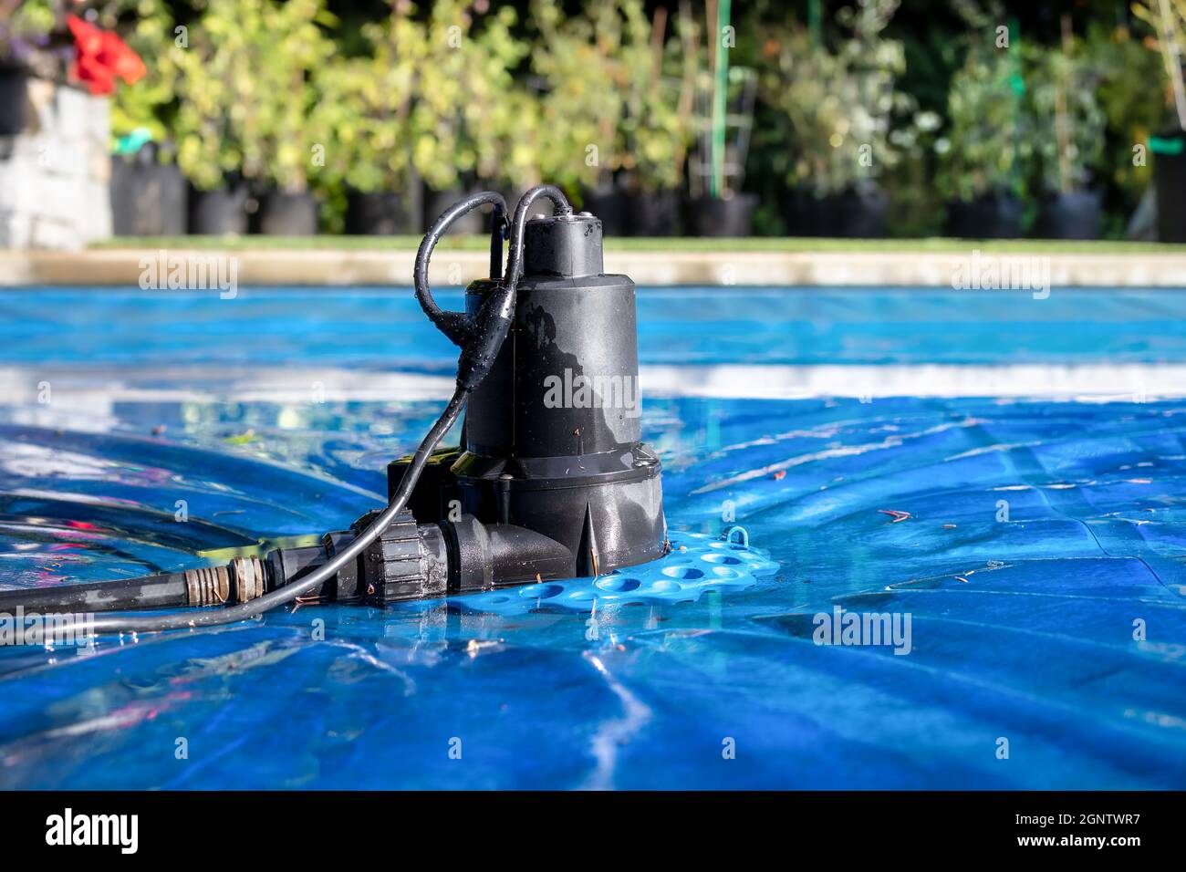 Couverture de piscine automatique Banque de photographies et d'images à  haute résolution - Alamy