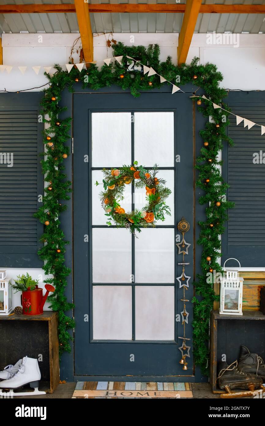 La porte d'entrée bleue est à l'extérieur de la maison, décorée avec un Noël Banque D'Images