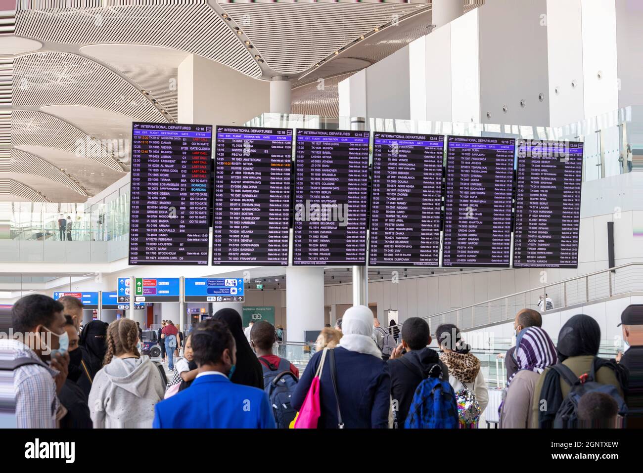 Passagers en transit regardant le panneau de départ, aéroport d'Istanbul. Turquie Banque D'Images