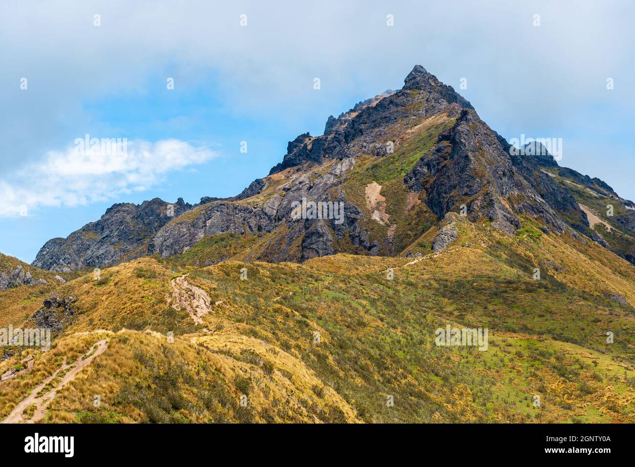 Pic volcanique de Rucu Pichincha (4696m) le long de la randonnée dans les Andes, volcan Pichincha, Quito, Equateur. Banque D'Images