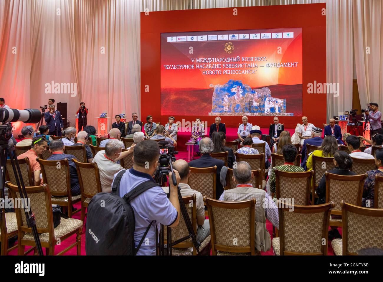 Participants au Vème Congrès International Patrimoine culturel de l'Ouzbékistan - la Fondation de la Nouvelle Renaissance, Tachkent, Ouzbékistan. Banque D'Images