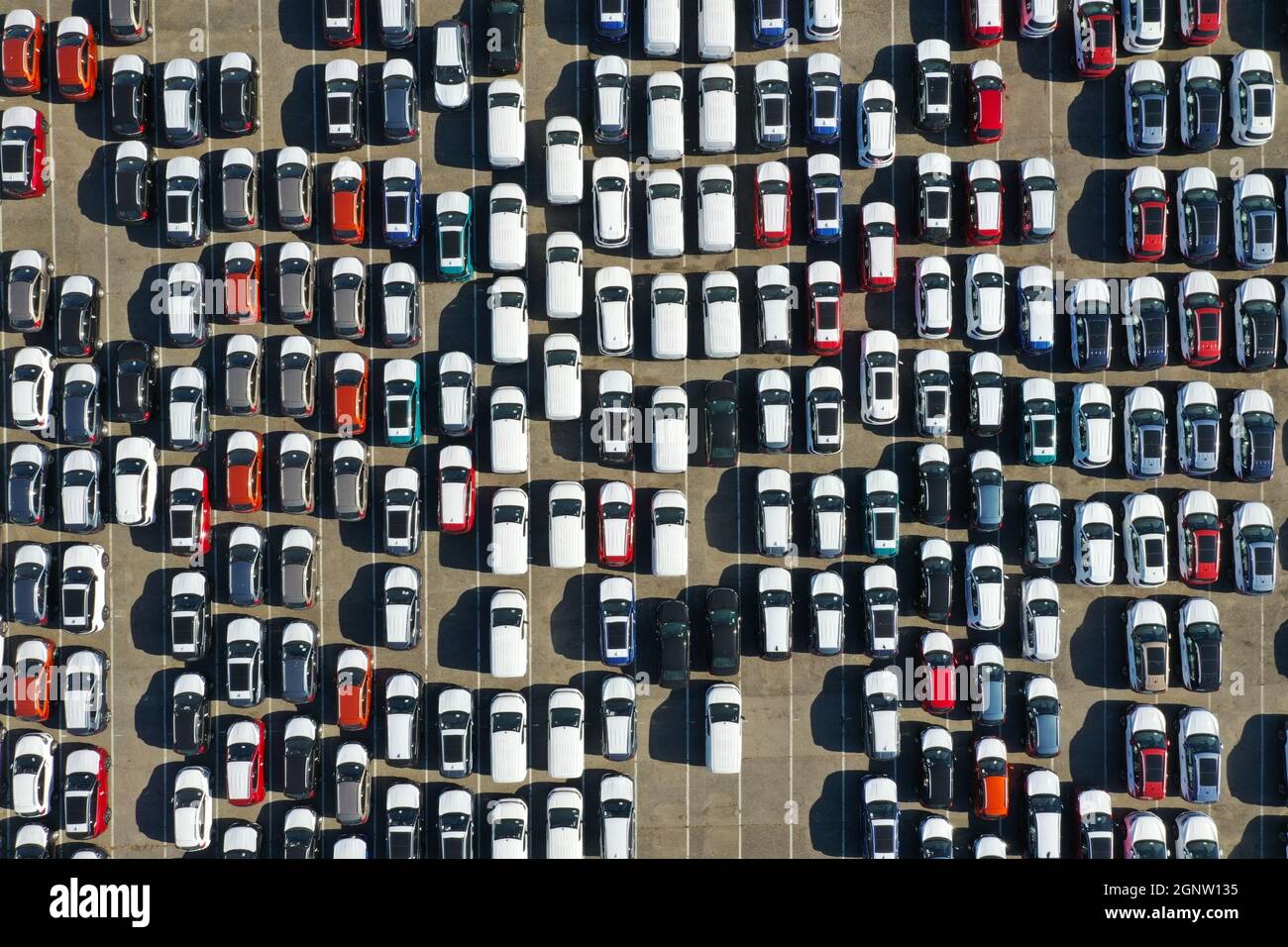 Vue aérienne du drone au terminal des douanes automobile. Un grand nombre de voitures au terminal des douanes attendent leur expédition. Plate-forme douanière cumulative f Banque D'Images