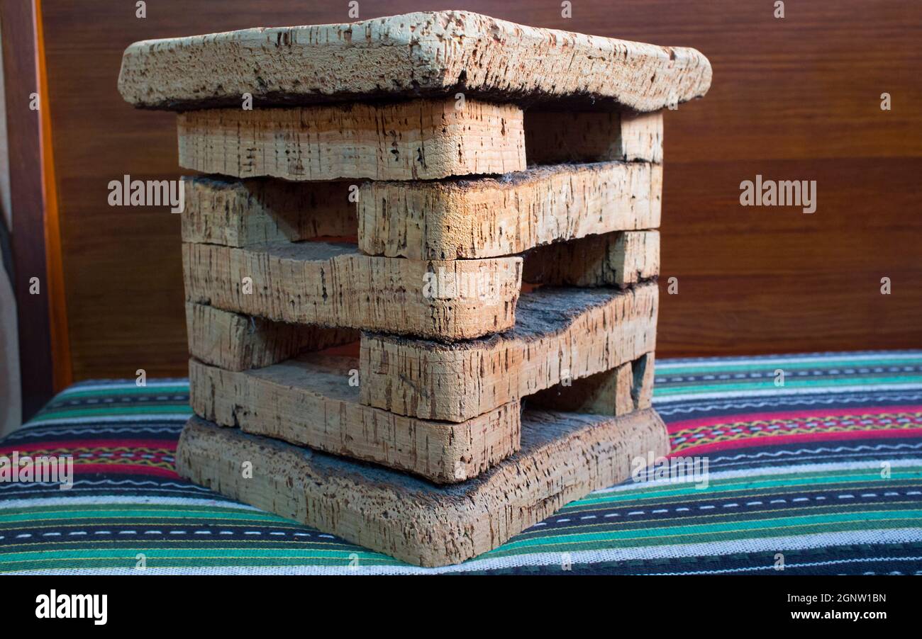 Tabouret en liège, Senton ou souche. Décoration rustique d'Estrémadure, Espagne Banque D'Images