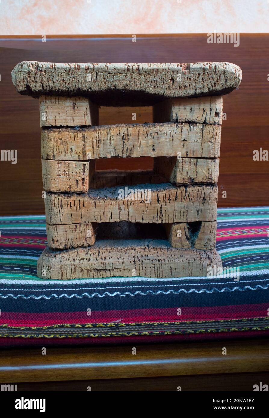 Tabouret en liège, Senton ou souche. Décoration rustique d'Estrémadure, Espagne Banque D'Images