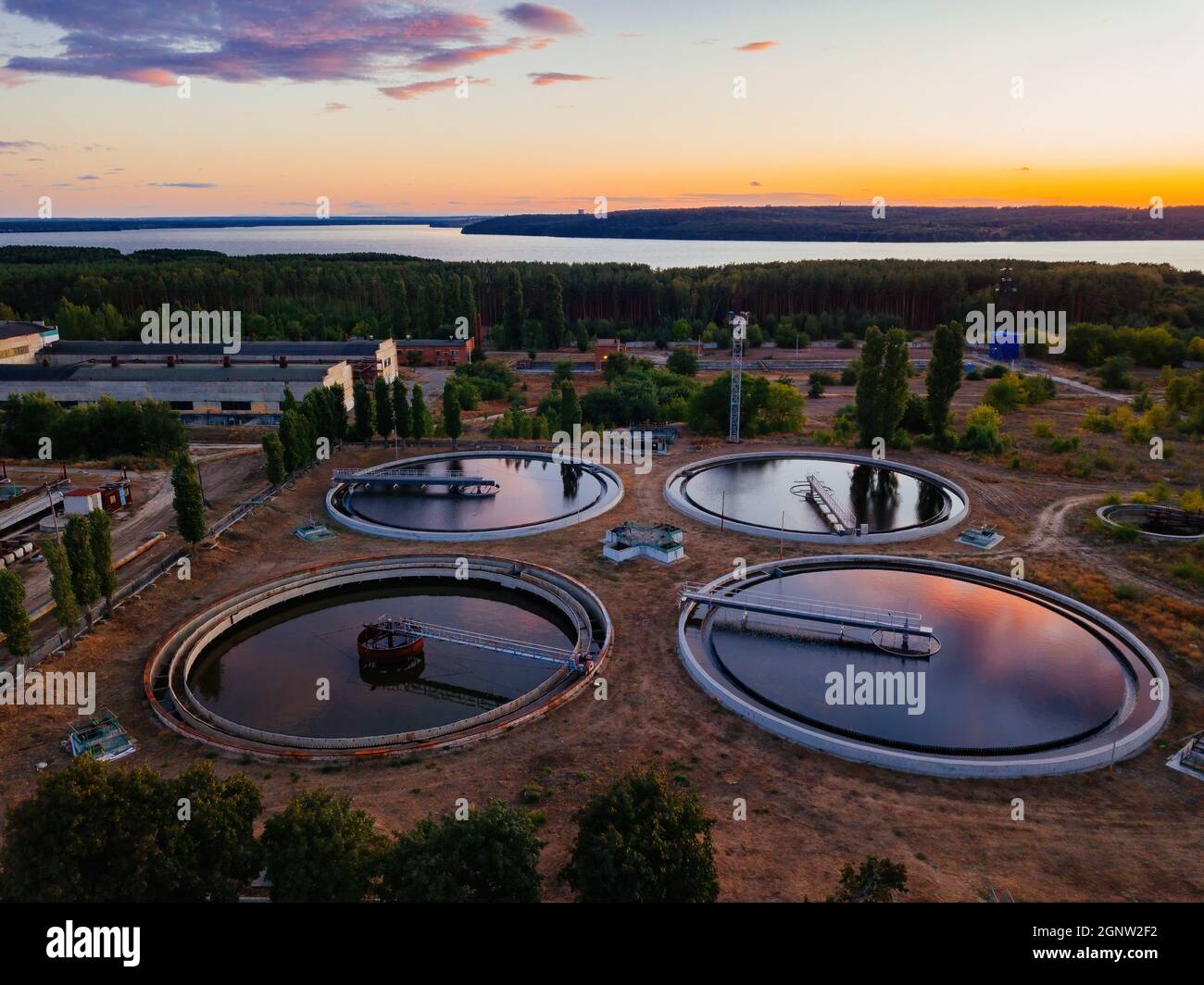 Station moderne de traitement des eaux usées, vue aérienne depuis drone. Banque D'Images