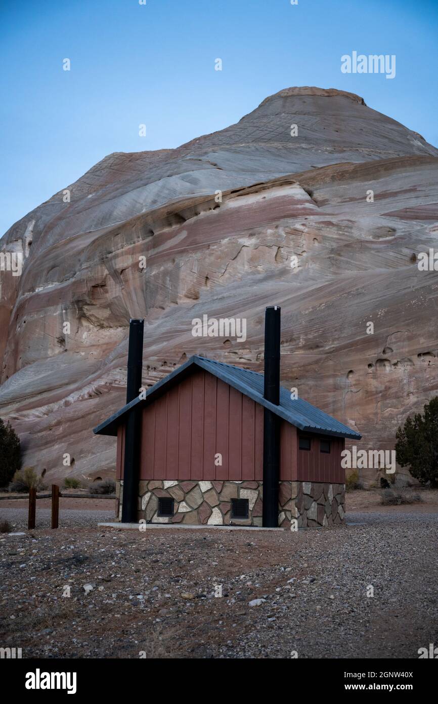 Toilettes à fosse et grande face de grès Rock dans le sud de l'Utah au terrain de camping BLM Banque D'Images